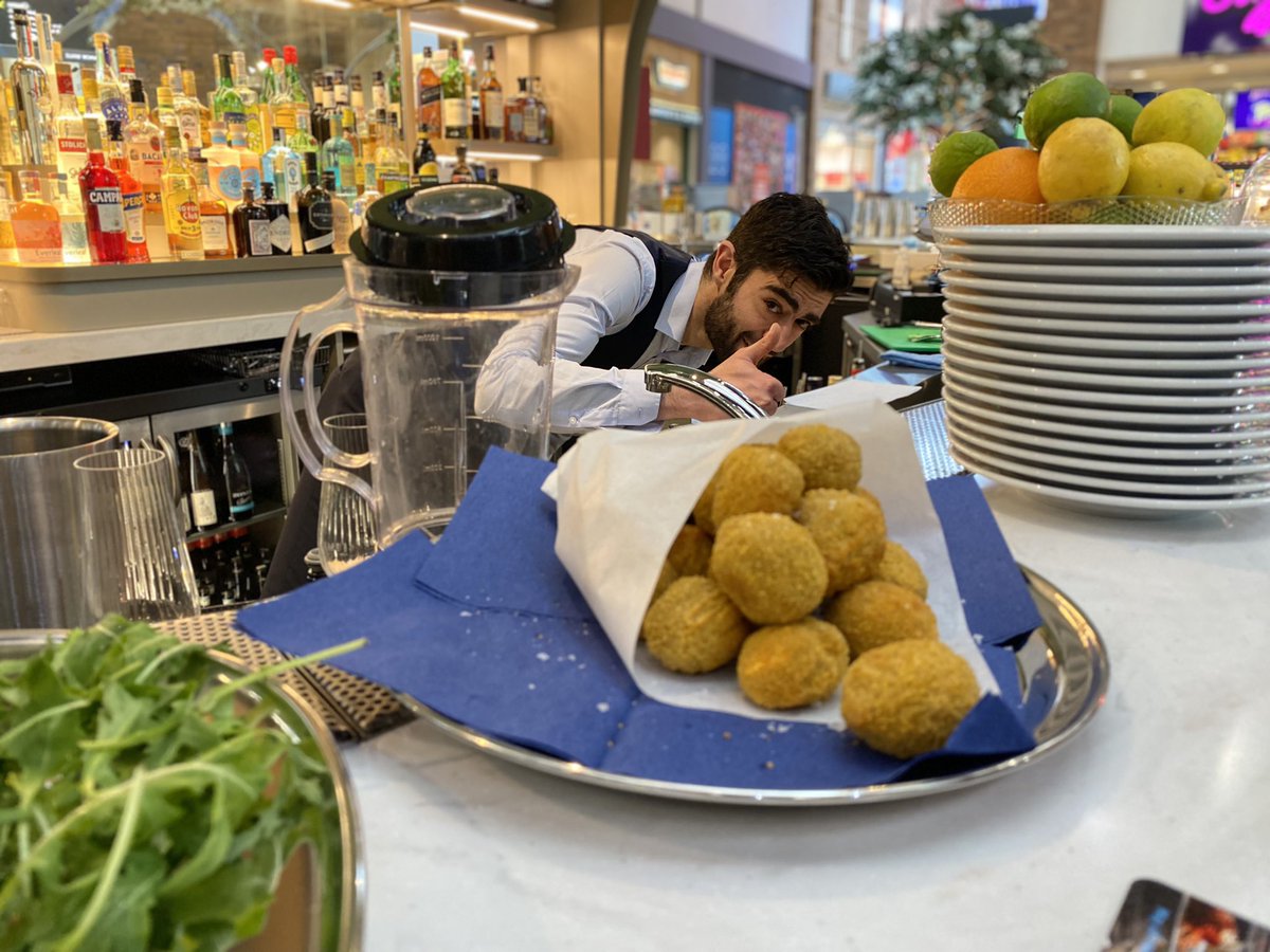 Good evening #SolihullHour

Tonight we’re tweeting LIVE from <a href="/lucarellimedia/">lucarellirestaurants</a> #EmporioArtari with some fantastic food here at @TouchwoodTweets and <a href="/solchamber/">Solihull Chamber</a> 

Excellent @Twitter #marketing presentation from <a href="/l_w_marketing/">Lindsay Woodward Marketing</a> 🙌