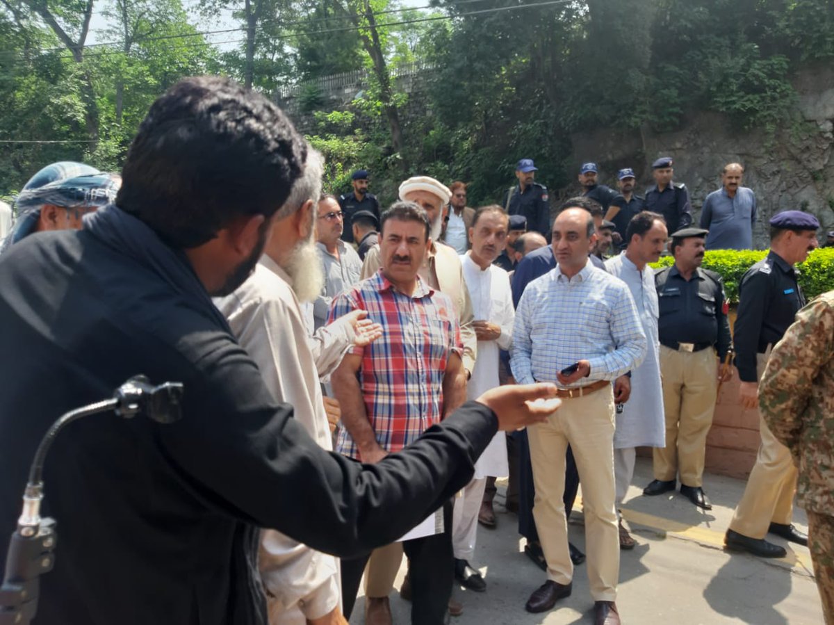 KapootEngr's tweet photo. ھم جموں کشمیر لبریشن فرٹ و اسٹوڈٹنس لبریشن فرنٹ کی اعلی قیادت کو ایک کامیاب لانگ مارچ کرنے اور حکومت وقت کے ساتھ بہترین حکمت عملی بنا کر مقابلہ کرنے پر خراج تحسین پیش کرتے ھیں ۔
#JKLF #JKSLF GB https://t.co/uEZbBCxXKY