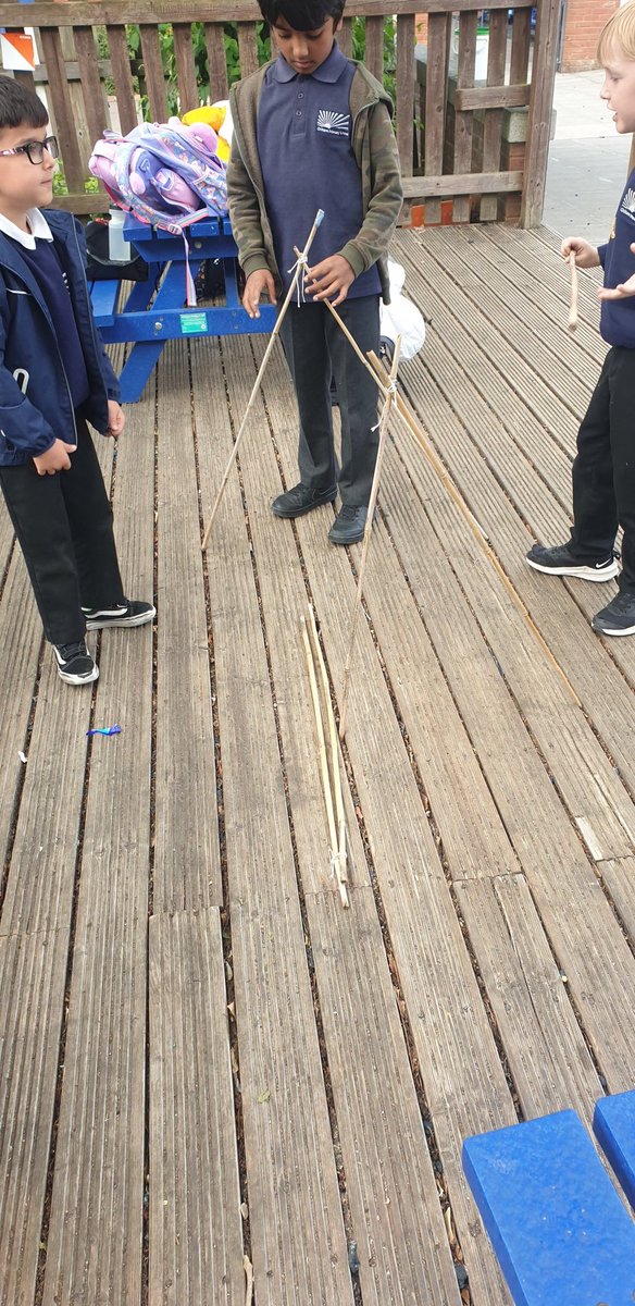ChilternY4's tweet photo. Making shelters in outdoor adventure club #outdoorlearning @ChilternOutdoor @YPTE #engineering #STEM https://t.co/1j5oO4R9IS