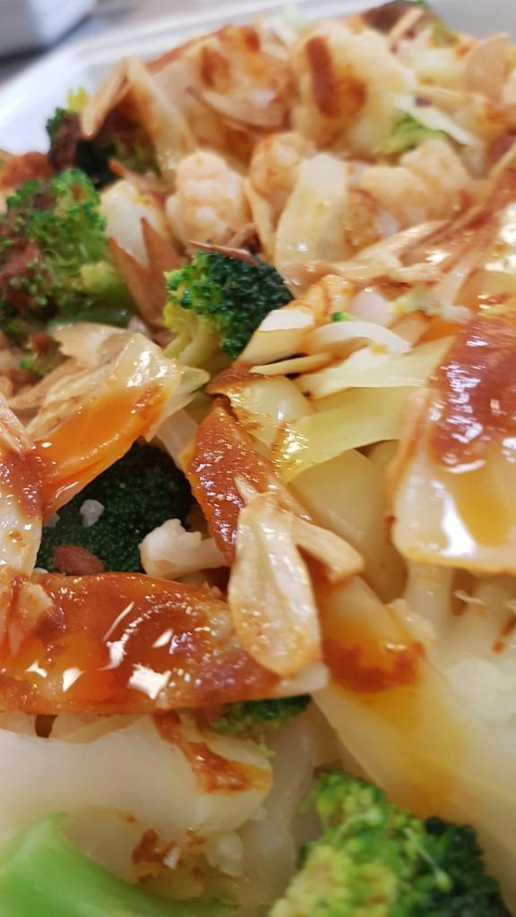 HoweChoir's tweet image. Steamer crunchy and fresh vegetables with Spanish paste paprika and toast garlic