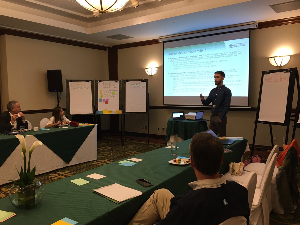 “Las inundaciones y sequías contribuyen a la migración a las ciudades en Guatemala donde los jóvenes en situación de vulnerabilidad pueden ser reclutados por pandillas”  <a href="/IgnacioMadurga/">Ignacio Madurga</a> en taller de <a href="/CGIAR/">CGIAR</a> #ClimBeR <a href="/BiovIntCIAT_esp/">Alianza de Bioversity International y el CIAT</a> <a href="/Peter_Laderach/">Peter Laderach</a> <a href="/PacilloGrazia/">Grazia Pacillo</a>