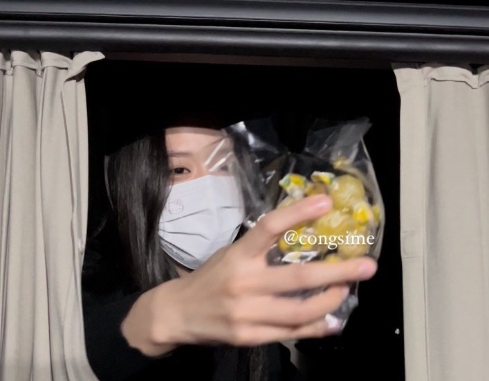 bpnly's tweet photo. no me interesa que posteen en el weverse pago cuando en persona lisa no niega un abrazo, jisoo carga dulces en su bolso para regalar, rosé llora cuando las esperan bajo la lluvia y jennie hace reverencias cuando alguien se presenta como su fan https://t.co/2otZtaO6be