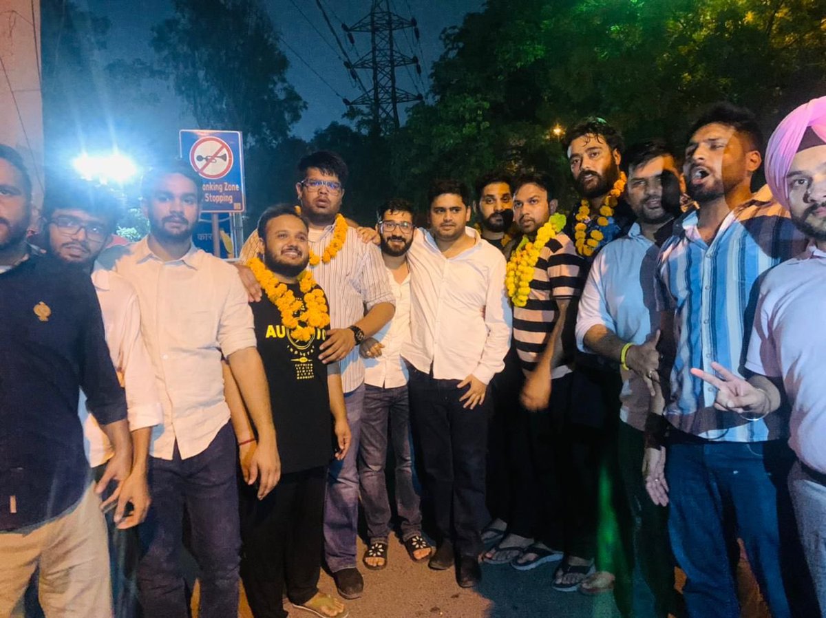 AvinashYadav___'s tweet photo. जेल के फाटक टूट गए
एनएसयूआई के साथी छूट गए

सत्यमेव जयते ✌️✌️✌️
#AgnipathWapasLo https://t.co/lKB1iMfuxz