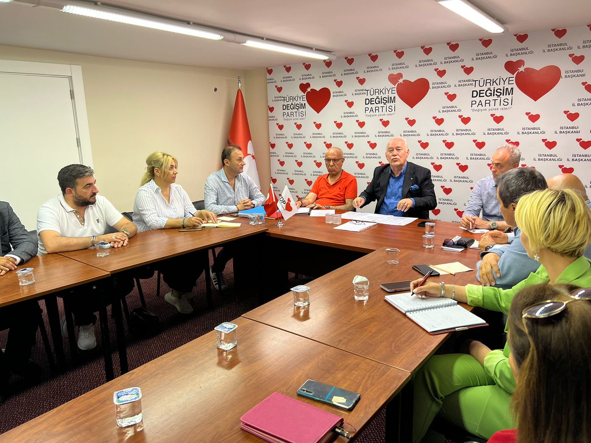 Haftalık olağan ilçe başkanları toplantımız. 
Çok hızlı ve kalabalık olmanız gerekiyor. Sokak gücü sever. 
Bunu Sarıgül adına istiyorum. 
Değişimin sırrı enerjiyi yakalamaktır. 
#MustafaSarıgül 
<a href="/M_Sarigul/">Mustafa Sarıgül</a> 
#İSTANBUL ilçe başkanları...