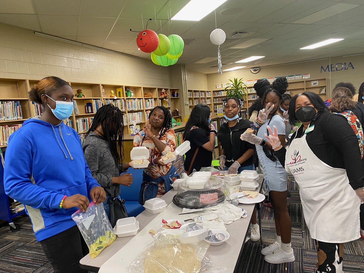 littlerocklinks's tweet photo. Our members giving back and spreading good will. @linksinc @calinksinc #LinksInc #Links43NA #7500BookChallenge #LinkstoSuccess #LinksReadToSucceed https://t.co/8tgMKozi8v