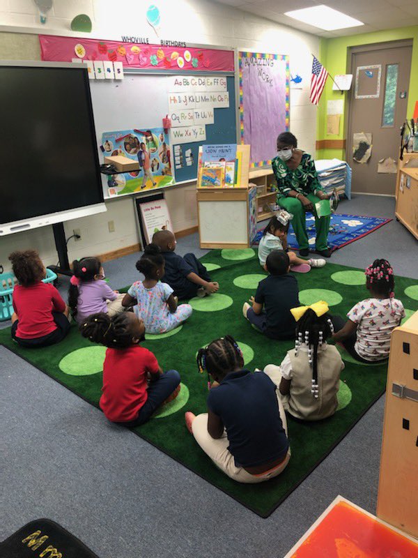 littlerocklinks's tweet photo. Our members giving back and spreading good will. @linksinc @calinksinc #LinksInc #Links43NA #7500BookChallenge #LinkstoSuccess #LinksReadToSucceed https://t.co/8tgMKozi8v