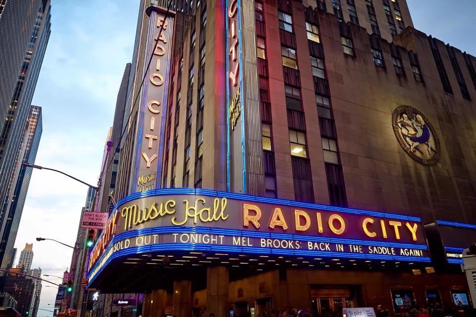 Standing Ovations Live tweet media