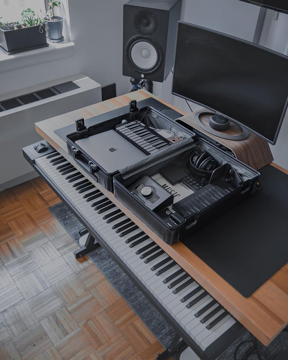 UAudio's tweet photo. it's the #TwinTuesday Summer Vacation Edition! 🌴🌞⁠⁠

What's in your portable studio when you're traveling?

⁠⁠📸 https://t.co/MEB43A3D23⁠⁠

#UniversalAudio #MusicProduction #StudioVibes #MusicStudio #StudioLife #GearPorn #AudioGear #AudioEngineer #MusicProducer https://t.co/XlVyO1vK5u