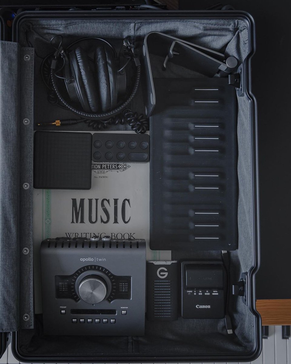 UAudio's tweet photo. it's the #TwinTuesday Summer Vacation Edition! 🌴🌞⁠⁠

What's in your portable studio when you're traveling?

⁠⁠📸 https://t.co/MEB43A3D23⁠⁠

#UniversalAudio #MusicProduction #StudioVibes #MusicStudio #StudioLife #GearPorn #AudioGear #AudioEngineer #MusicProducer https://t.co/XlVyO1vK5u