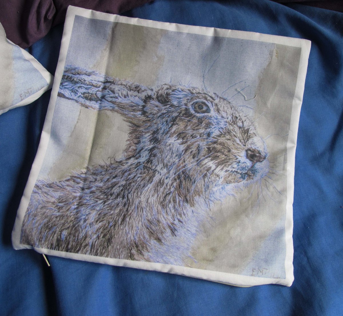 3 left of these
10 inch Hare cushion covers

etsy.com/uk/listing/384…
#EarlyBiz #Hare #MHHSBD #CushionCovers #EtsyUK