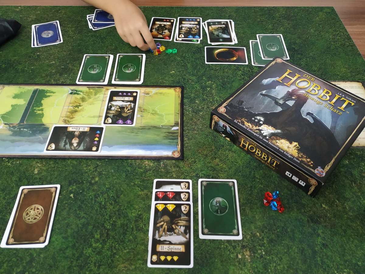 Meine kleine große Spielepartnerin für Zwei-Personen Spiele...heute kam der Hobbit Smaugs Schatz von Rüdiger Dorn auf den Tisch... Fazit von unserer Tochter: "ich find's cool"...ob es daran liegt, dass sie 74:38 gewonnen hat??? 🙈🤗