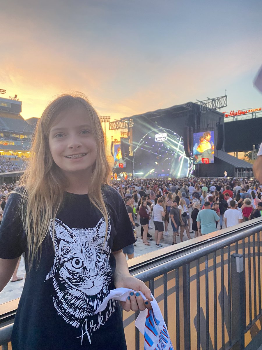 jcmoffat's tweet photo. Shoutout to @arkellsmusic - amazing night Saturday night for my kids first concert and today a congratulations message from Max for the graduating grade 5s at EK! 😎 https://t.co/i2xB3M7fHp