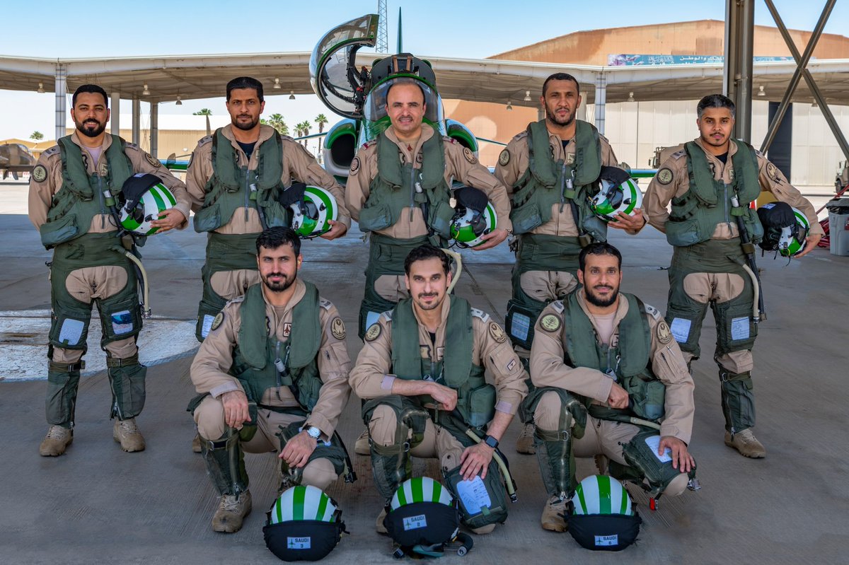 saudihawks's tweet photo. شارك سعادة قائد قاعدة الملك فيصل الجوية اللواء الطيار الركن ناصر بن سعيد القحطاني تدريبات فريق #الصقور_السعودية الجوية برحلة تدريبة مكونة من 7 طائرات نفذ فيها الفريق التشكيلات الجوية الجديدة لعام ٢٠٢٢ / ٢٠٢٣م. https://t.co/b2fFy66Ru2