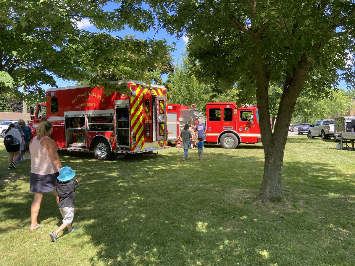 PrincipalJLMit1's tweet photo. Our last outdoor assembly of 2022/23.  A huge thank you to: our Parent Council for supplying hot dogs, our local firefighters for cooking them, the Singing Hen for her live music, the Grants for making over 500 bags of cotton candy and of course -  our amazing staff and students! https://t.co/1HVPRpB955