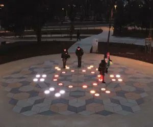 “Cimbalom Circle” by Daily Tous Les Jours is an interactive light and sound installation. The design encourages people to play music together in a spontaneous way.

Artist: Daily Tous Les Jours
Artwork Title: Cimbalom Circle

buff.ly/3QUuqT6