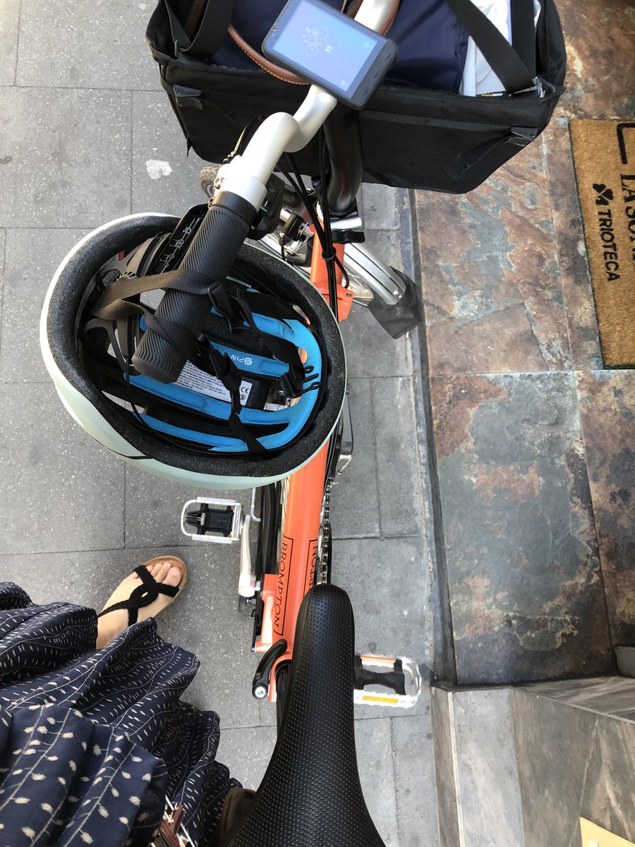 dariapon's tweet photo. Desde la estación del Metro Colombia a mi restaurante favorito.
#Rollercoaster barrio ⬆️ y abajo ⬇️ 

Mis piernas 🦵 están trabajando bastante 🦾💪🦾💪🦾💪 #NATO #altrabajoenbici https://t.co/KCoYG0Zaf9