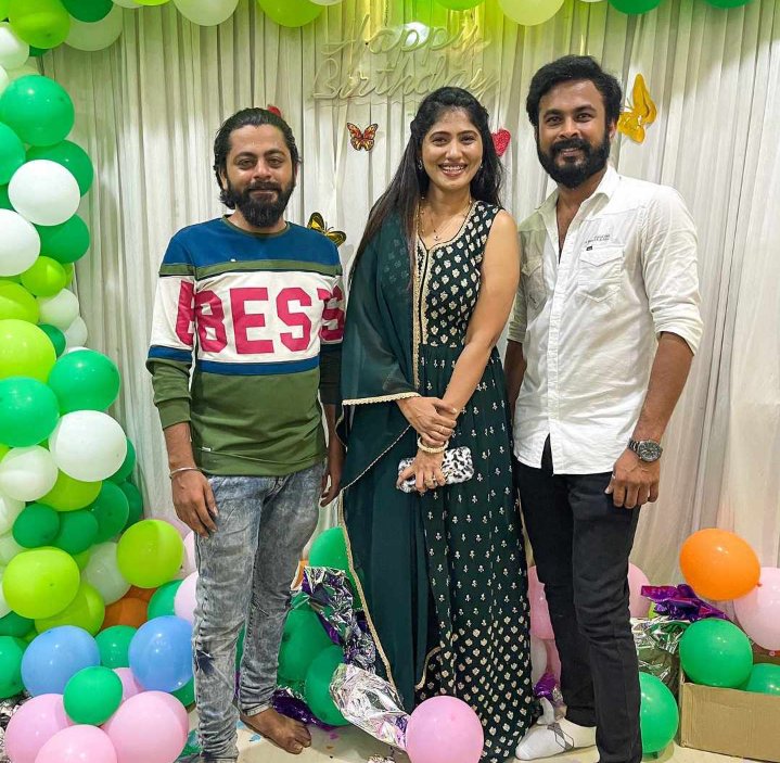 Julie_Army_offl's tweet photo. JULIE's Birthday Celebration !! 
😍😍😍😍😍😍😍😍😍
#HBDJulie #Julie https://t.co/pBXYXatYoR