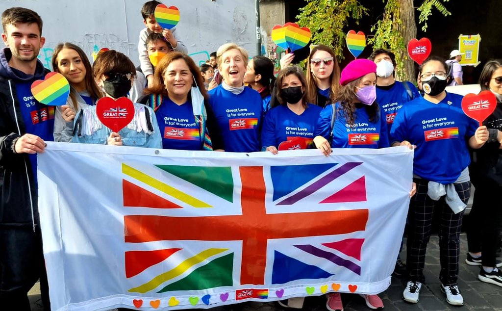LouiseADeSousa's tweet photo. Hoy se conmemoran 53 años desde la revuelta de #Stonewall, que dio origen al Día Internacional del Orgullo #LGBTIQA. En conmemoración y reiterando nuestro compromiso con la diversidad levantamos nuestra bandera 🏳️‍🌈 con el equipo de la embajada #OrgulloUKinChile #PrideCL https://t.co/x6PCd2zVtf
