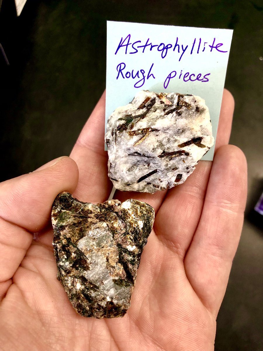 wisdom_ages's tweet photo. 1/2 New #goodies &amp; #gifts are going out for #sale all the time! 😍 Here’s a little preview of some of our new friends, here and ready for you to come say hi and see who wants to come home with you! 😊
#Lepidolite cubes!
Raw #carnelian and banded #agate!
Raw #astrophyllite! https://t.co/bmaBYxhI2G