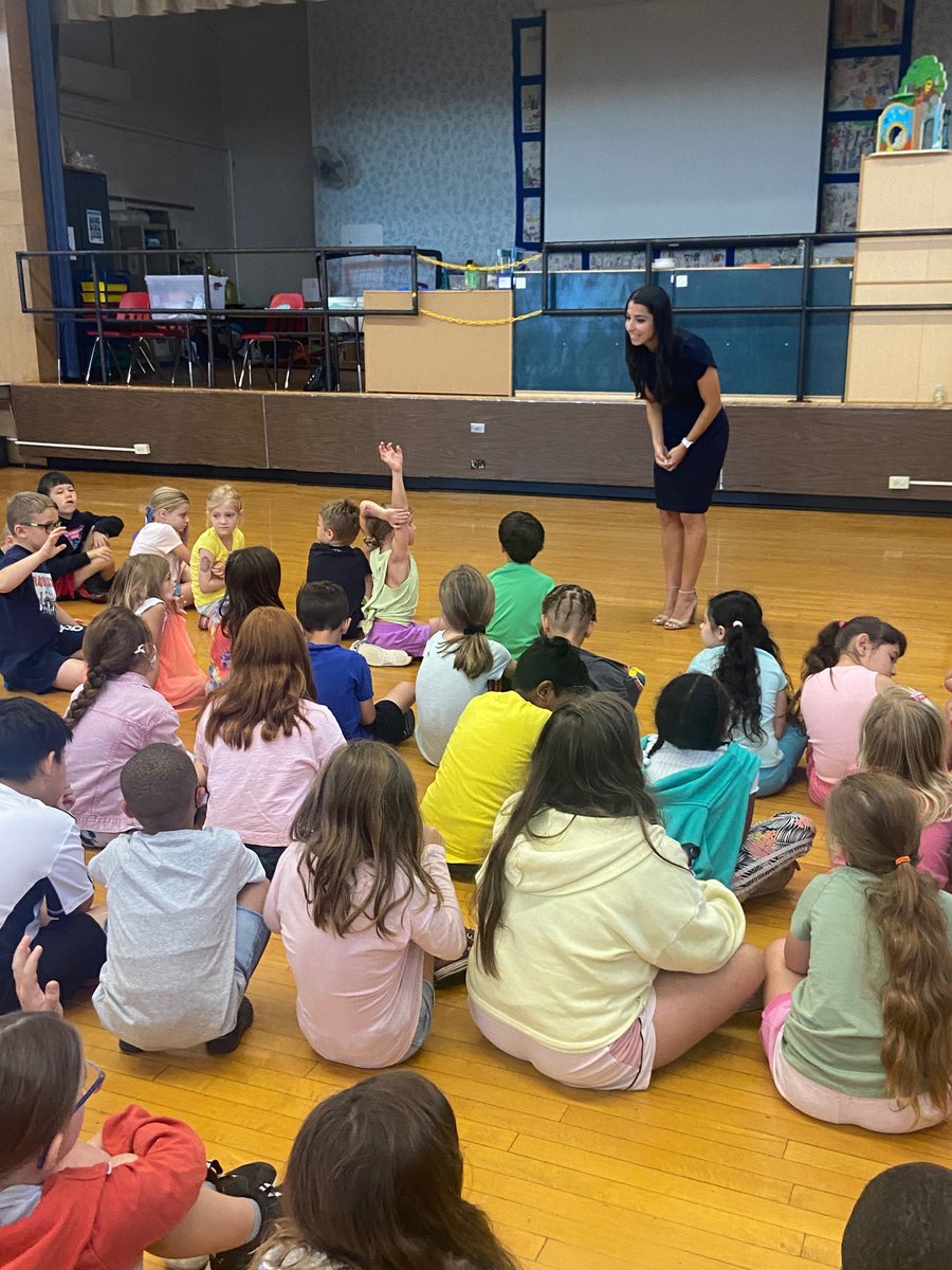 Colonial_SD's tweet photo. A big thanks to PW Alum Julia Rosenberg, a freelance reporter/anchor with WFMZ-TV in Allentown, for visiting the Summer Literacy Blast!
#PWProud
#colonialcommunity https://t.co/UXe4qX5YXy