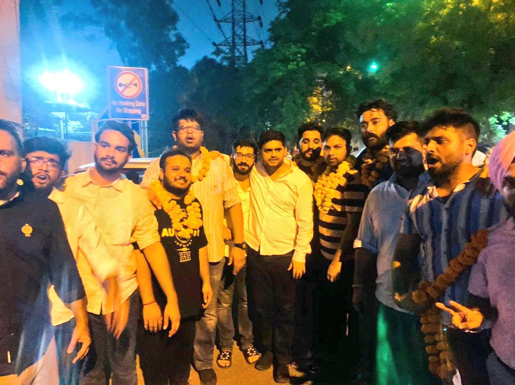 SourabhJha_'s tweet photo. सत्य परेशान हो सकता है, पर पराजित नही..

NSUI के सभी साथी जेल से रिहा हुए✊🇮🇳
#SatyagrahaAgainstAgnipath https://t.co/hG8aKOTjO9
