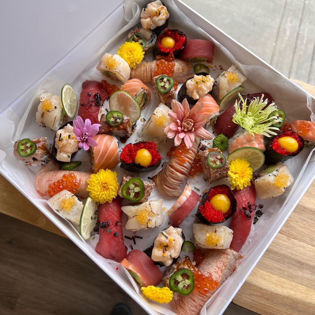 ShinkaSushiBar's tweet photo. What better way to end off the month of June than with a whole platter full of sushi. 🤤
#Sushi #Sushichef #Chef #JapaneseFood #Gourmet #Sushilovers #Foodart #Sushiart #Foodlovers #Ottawa #OttawaCanada #Sushiaddict #Foodphotgraphy #Foodies #Sashimi #Nigiri #Maki https://t.co/m3V5WYcIkr