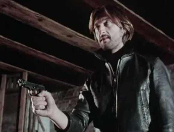 TalkingPicsTV's tweet photo. A mysterious hidden enemy for #BarryFoster as VAN DER VALK (1973) 9:05pm co-star #NigelStock #JoannaDunham #PhilipSayer #MorrisPerry https://t.co/owh8l5B5Bz
