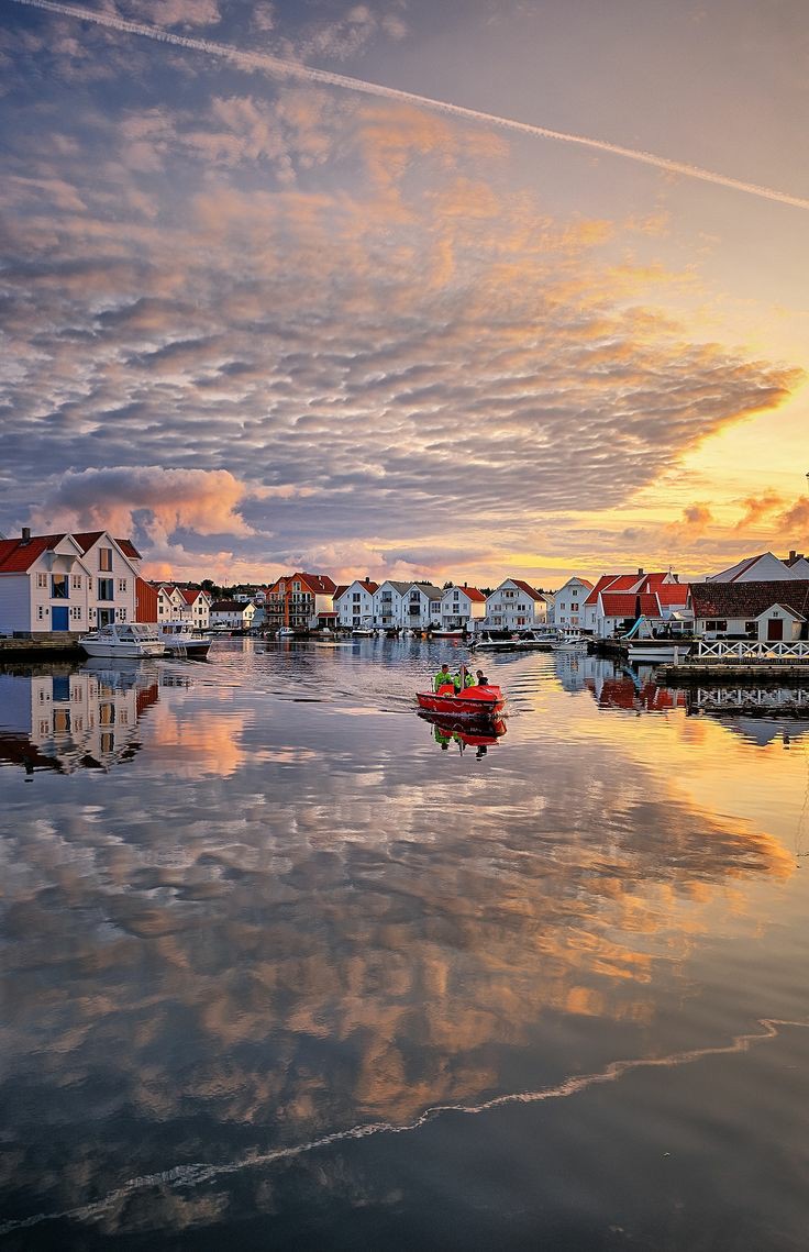 Dida_ti's tweet photo. Pensieri scomposti
...nei riflessi di luce

#unMondoDiCose
#VentagliDiParole 
Skudeneshavn 
Norvegia https://t.co/TEwRlbJvuR
