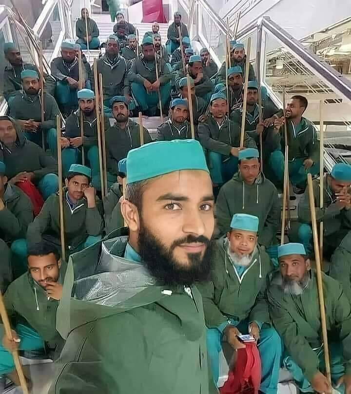 سيلفي جميل لجنود مجهولين في الأرض، مشهورين في السماء، عاملين الحرم المكي ❤️