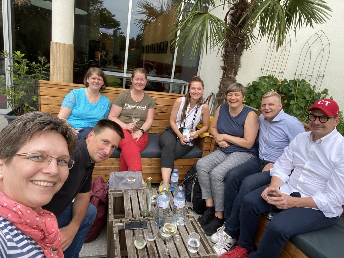 Weil’s gar so schön ist in Wien und weil ich kann 😊. <a href="/NickiBorell/">Nicki Borell</a> <a href="/nicolenders/">Nicole Enders | MVP | Next #PowerSummit</a> <a href="/KatharinaStosc1/">Katharina Stoschek</a> <a href="/ceitwitt/">Dr. Claudia Eichler-Liebenow</a> @MSCloud_Pro <a href="/ChTwiehaus/">Christoph Twiehaus</a> - cc <a href="/ragnarh/">Ragnar Heil (MVP)</a> #Infinity365