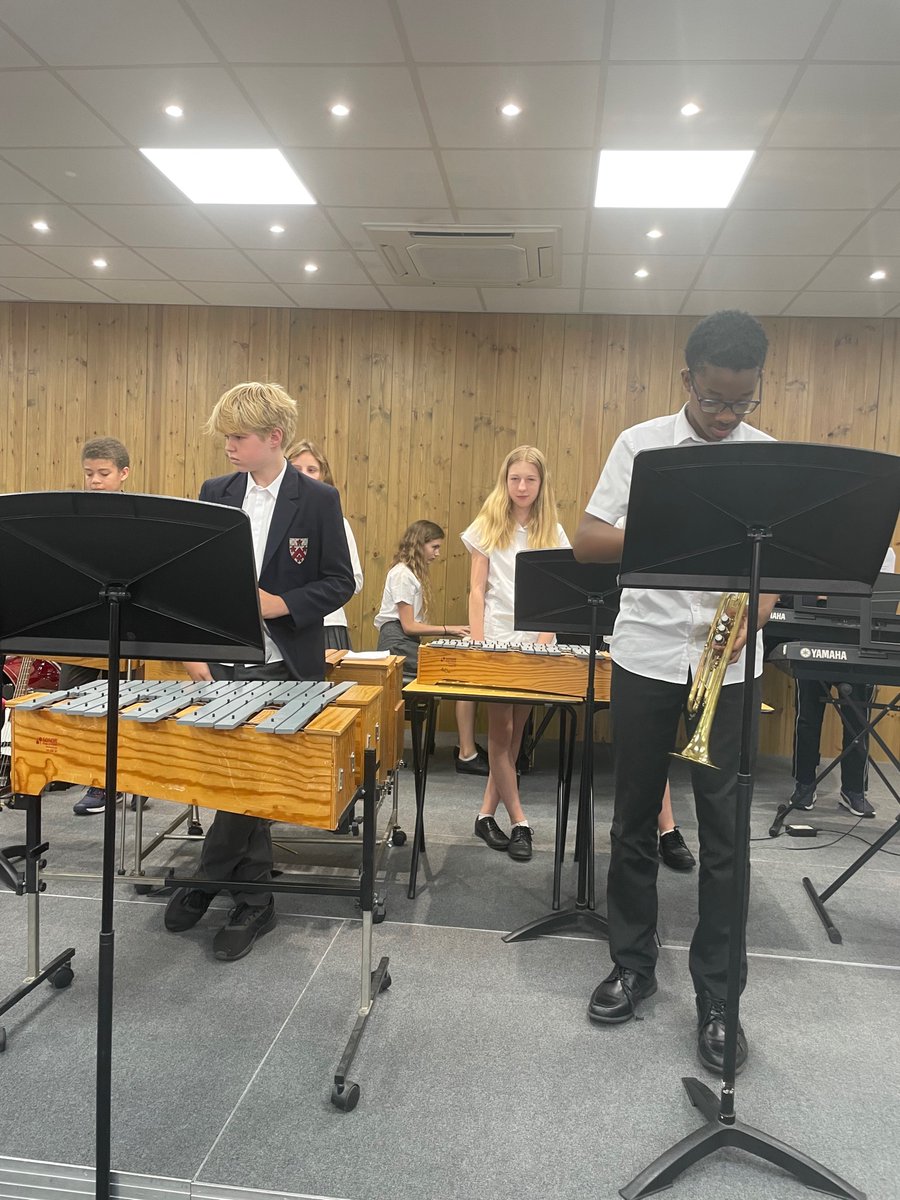 Alleyns_Lower's tweet photo. Creativity explosion today. Art Assembly and Year 8 Music Festival 🎵 ❤️ @Alleyns_School @_JaneLunnon @AlleynsLowerSch https://t.co/joG5pVtWvR