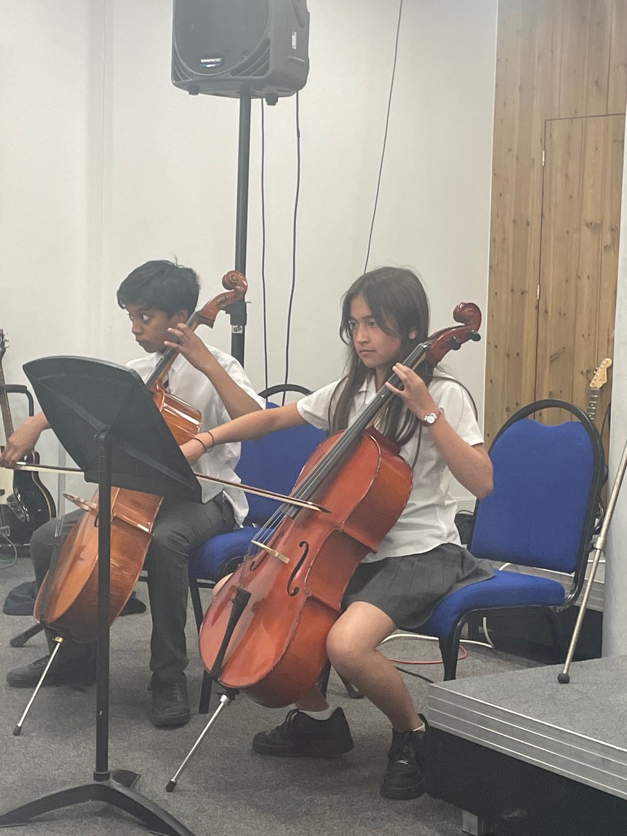 Alleyns_Lower's tweet photo. Creativity explosion today. Art Assembly and Year 8 Music Festival 🎵 ❤️ @Alleyns_School @_JaneLunnon @AlleynsLowerSch https://t.co/joG5pVtWvR