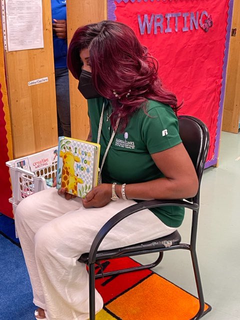 magnolialinks's tweet photo. We proudly support the #Links43NA Community Service Project #7500BookChallenge. Pres. D'Ann Redo Griffin joined Atlanta chapter presidents in donating 400 books to the Andrew and Walter Young YMCA Head Start Program. #LinkstoSuccess. #magnolialinks #linksinc #LinksReadToSucceed https://t.co/7caDoRXfcH