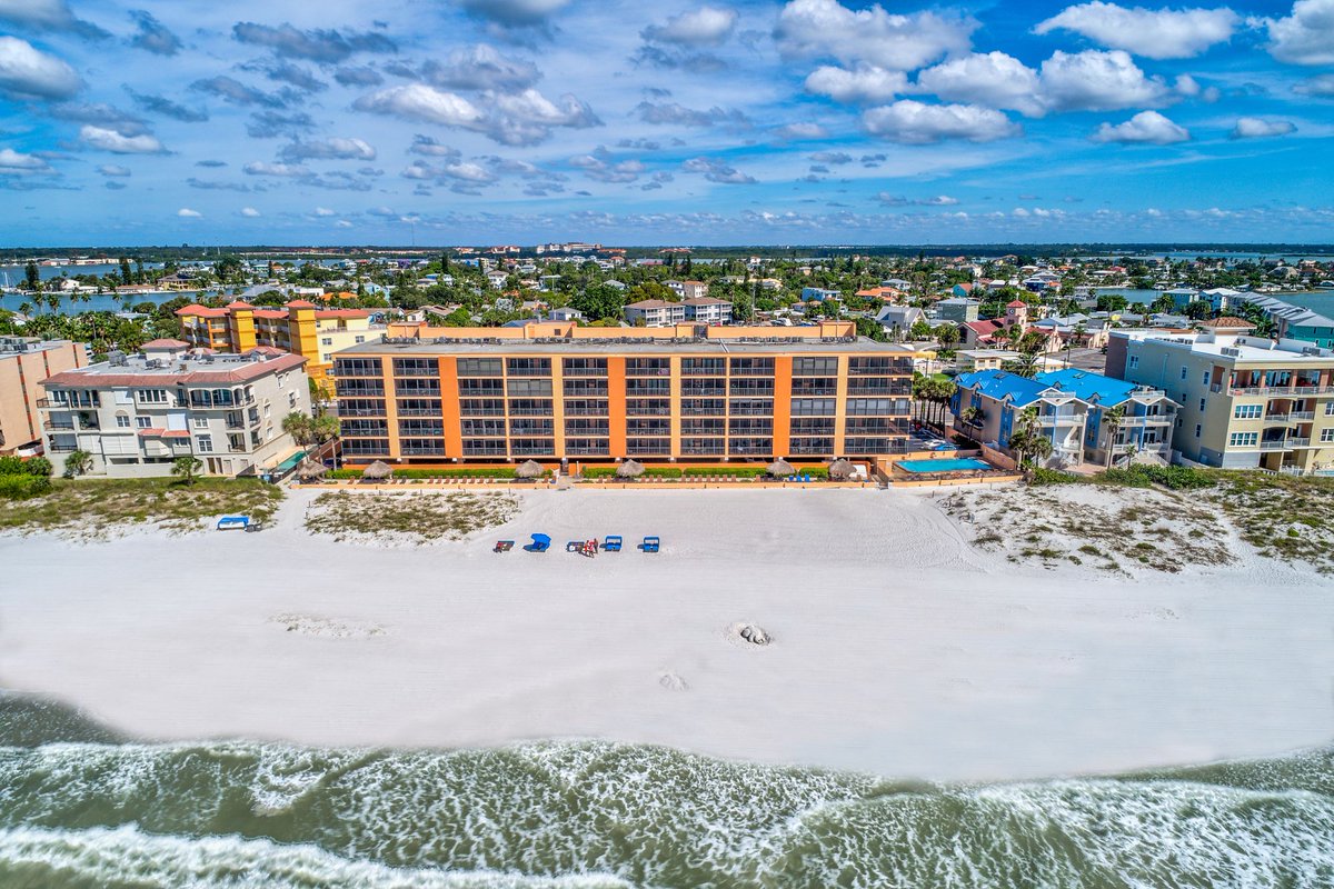 ResortRentalsUS's tweet photo. ☀️ 🏖️ Explore this ultimate beach getaway located right on Madeira Beach, Florida! Villa Madeira's Units 405 and 506 are the relaxing July 4th Getaway you've been dreaming of! Book at: https://t.co/R0IwmPxrVL
#ResortRentals #StPete #Clearwater #July4thHolidayWeekend https://t.co/9EAbbNGVT1