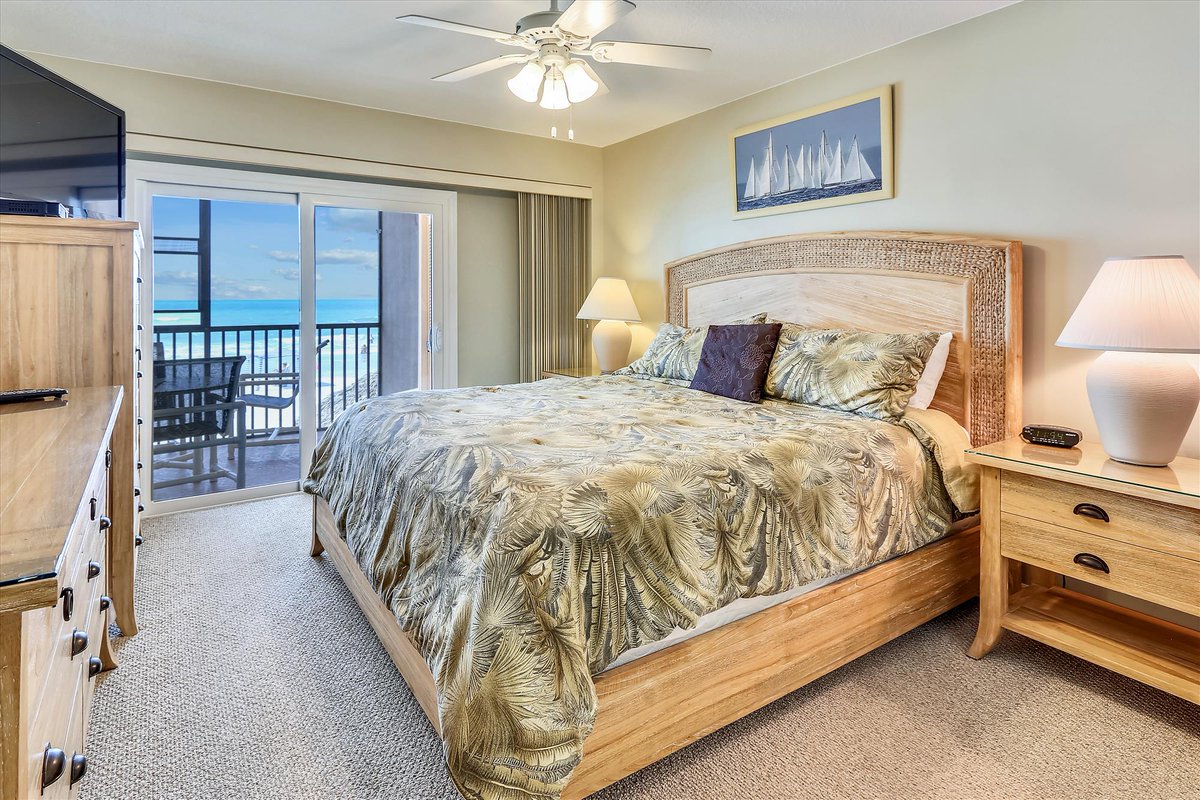ResortRentalsUS's tweet photo. ☀️ 🏖️ Explore this ultimate beach getaway located right on Madeira Beach, Florida! Villa Madeira's Units 405 and 506 are the relaxing July 4th Getaway you've been dreaming of! Book at: https://t.co/R0IwmPxrVL
#ResortRentals #StPete #Clearwater #July4thHolidayWeekend https://t.co/9EAbbNGVT1