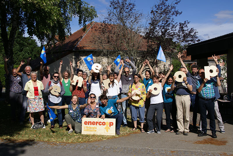 CombraillesD's tweet photo. 🌞[EVENEMENT]🌞
Retour sur l'AG d'@EnercoopAURA et de la signature du partenariat de nos deux coopératives à LOUBEYRAT samedi dernier.
Une journée solaire, conviviale, d'échanges et de partage... Voir notre article ici 👇
https://t.co/628DD8NwBD

#energiecitoyenne #ClimatAction https://t.co/GEmuW7Nsof