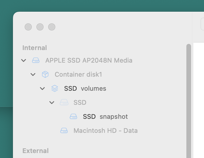 betalogue's tweet photo. And this is what the same portion of the #DiskUtility looks like when it is IN THE BACKGROUND. Most of the stuff is greyed out, but some things are not… for some reason.

Sloppy software design all around. https://t.co/sWYD5v0Och