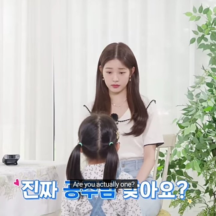 hyeinbear's tweet photo. wonyoung laughed when the baby asked if she's a real princess and her reaction made me laugh a lot ㅋㅋㅋㅋㅋ SHE'S SO ADORABLE 😭 https://t.co/YJhgKH0wLG