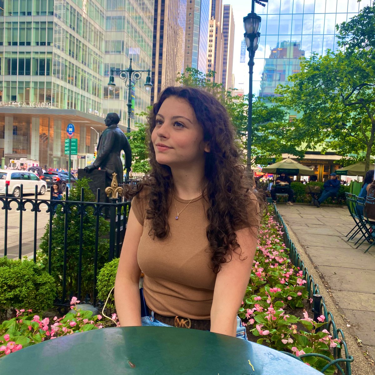 missteencrypto's tweet photo. I’m wondering… what should I buy today? 🤔💸 https://t.co/TFmhh5Sfbn