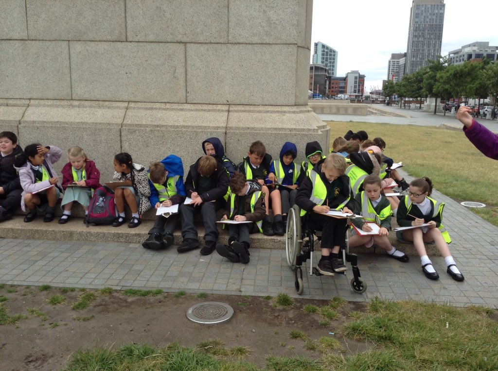 springwoodyear4's tweet image. We enjoyed a windy afternoon sketching some of the amazing buildings on the waterfront.#swhdaysout