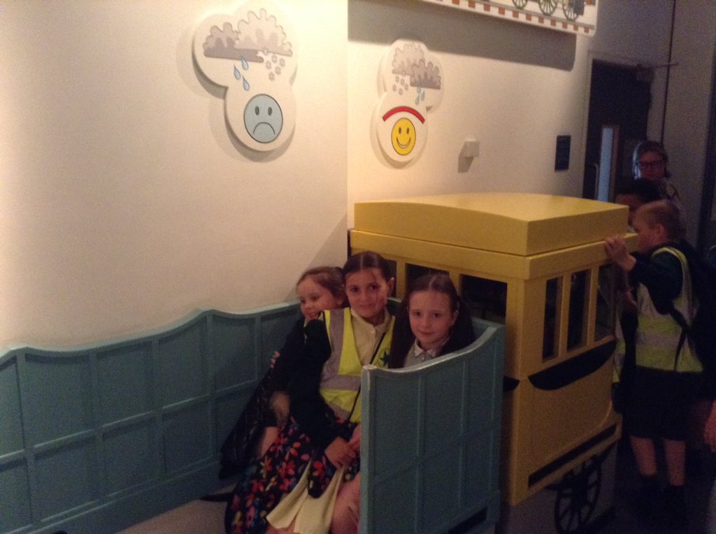 springwoodyear4's tweet image. We enjoyed a windy afternoon sketching some of the amazing buildings on the waterfront.#swhdaysout