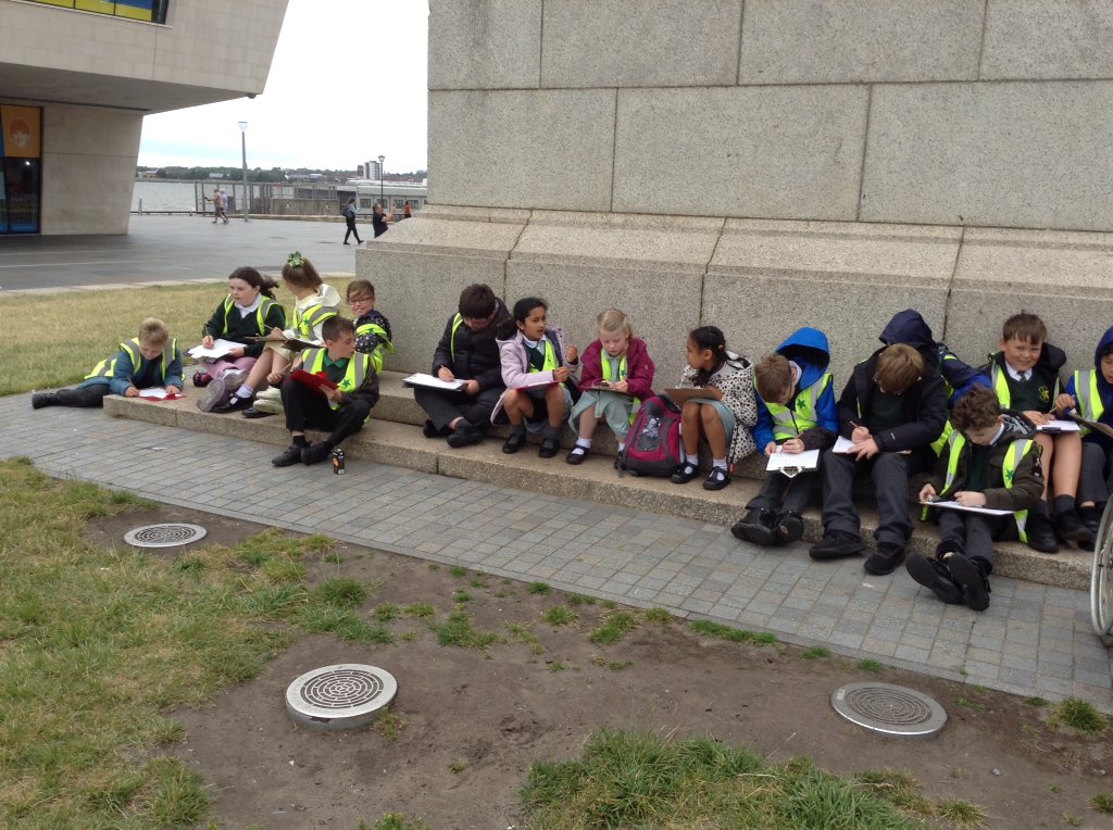 springwoodyear4's tweet image. We enjoyed a windy afternoon sketching some of the amazing buildings on the waterfront.#swhdaysout