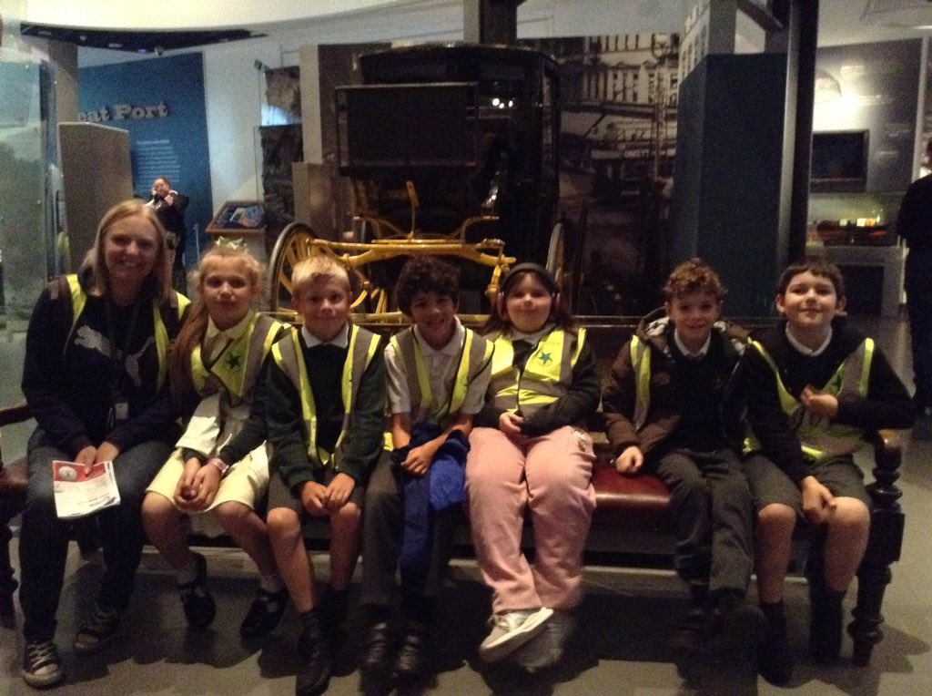 springwoodyear4's tweet image. We enjoyed a windy afternoon sketching some of the amazing buildings on the waterfront.#swhdaysout