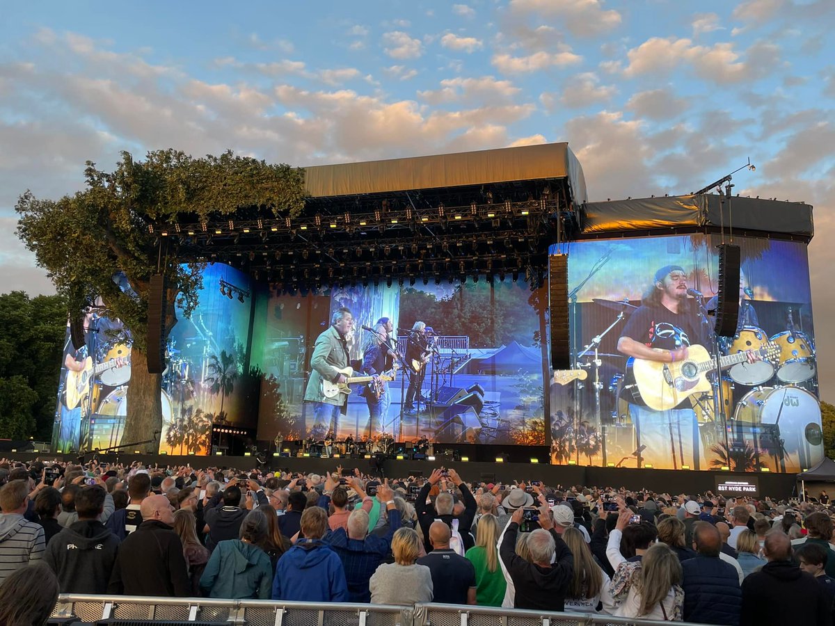 MartinAudioLtd's tweet photo. With an awesome festival season in full swing, what better time to share your #RigsAtGigs photos and tag us to be in with a chance of winning some official Martin Audio merchandise? Get involved! #MartinAudioLive Discover more: https://t.co/8ZPCZYJdzL https://t.co/9civuZA7c7