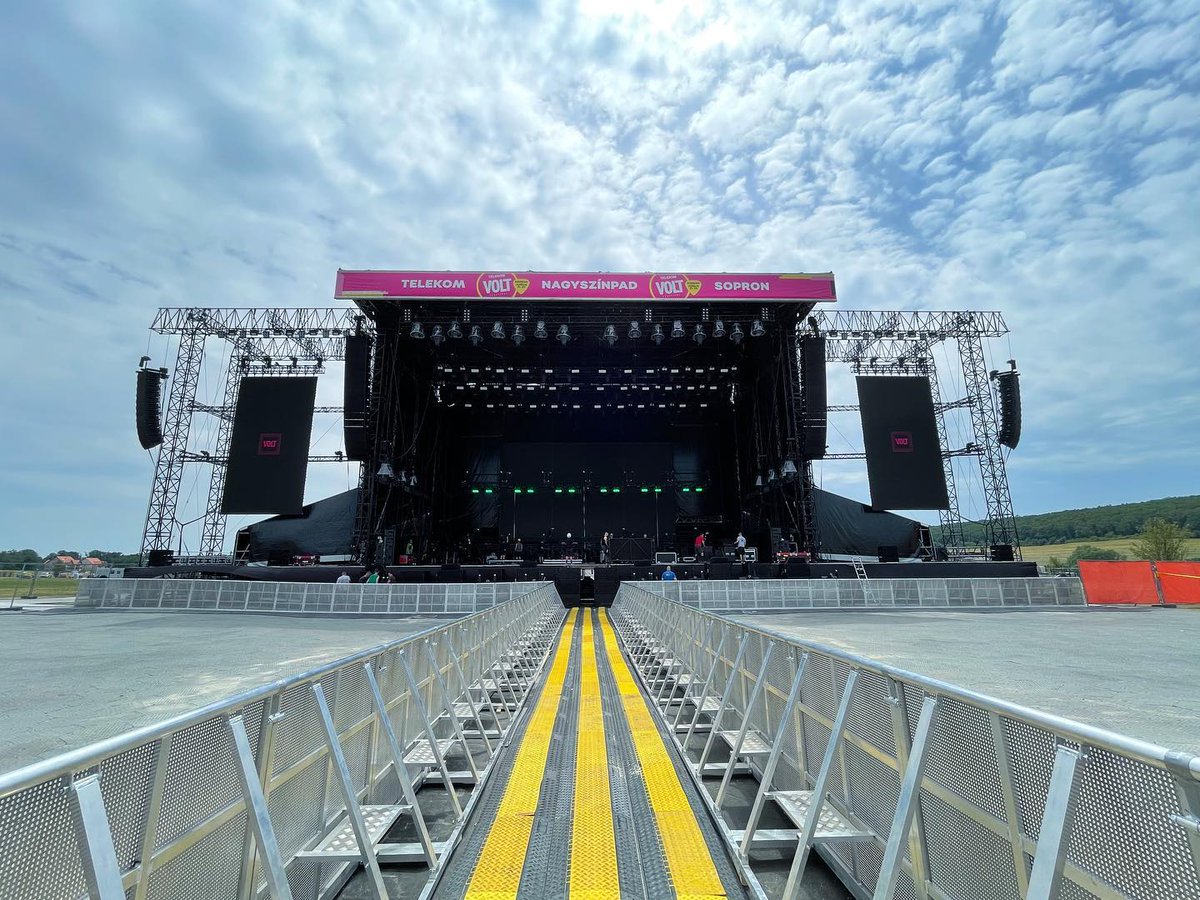 MartinAudioLtd's tweet photo. With an awesome festival season in full swing, what better time to share your #RigsAtGigs photos and tag us to be in with a chance of winning some official Martin Audio merchandise? Get involved! #MartinAudioLive Discover more: https://t.co/8ZPCZYJdzL https://t.co/9civuZA7c7