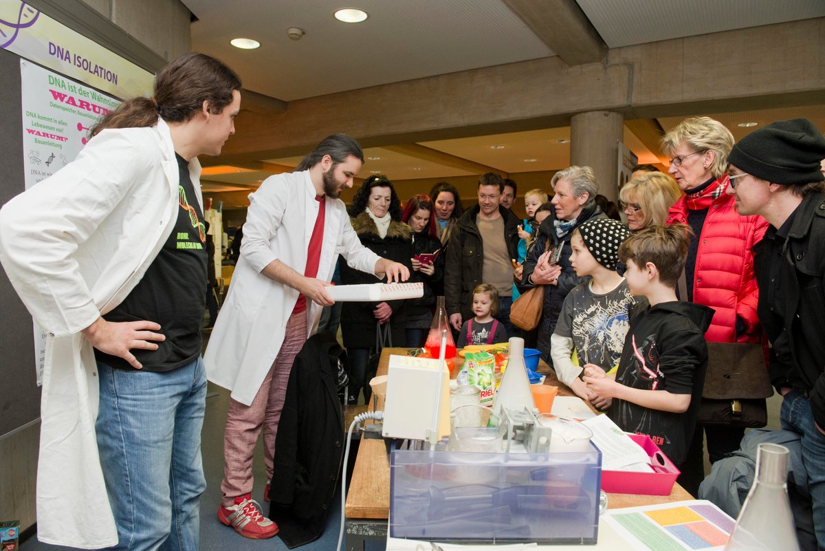 Ihr seid mit den Kids unterwegs? Auf unser Website findet ihr eine Liste mit den Programmpunkten, die für die jüngsten Besucher*innen geeignet sind s.gwdg.de/b44Vow – vom Fingeralphabet bis zum Mikroskopieworkshop. Auch hier gilt: Anmeldung ab sofort möglich. #ndwgoe
