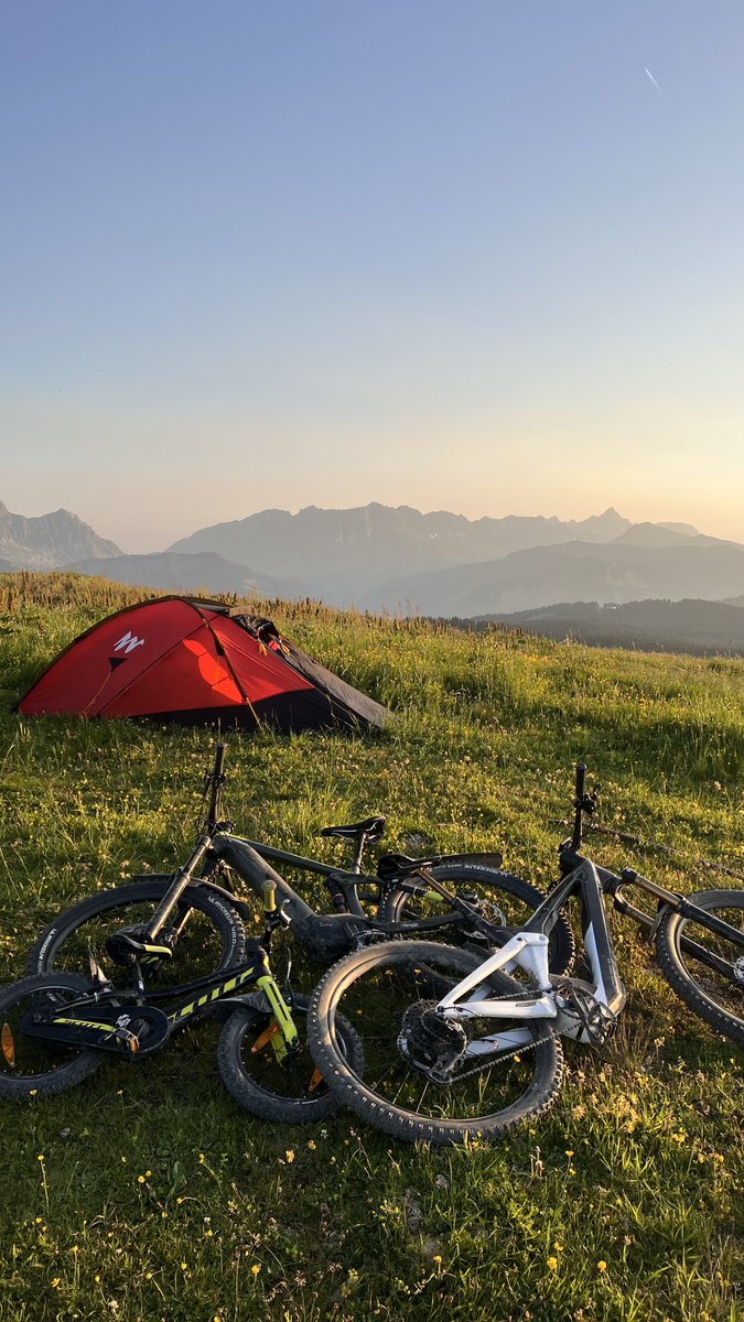 ScottSportsFR's tweet photo. Un week-end dans la nature pour notre ambassadeur @timytheaux 🌲 ☀️
Au programme, sortie familiale et bivouac avec une vue splendide 😍
#NOSHORTCUTS #SCOTTbikes #SCOTTmtb #rideonscott https://t.co/5pO7QkK5rx