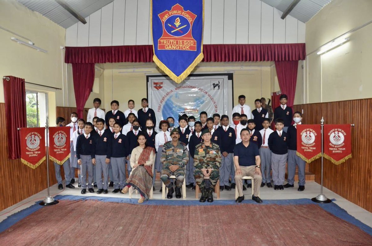 trishakticorps's tweet photo. “Know Your Heroes”

#BlackcatDivision #TrishaktiCorps organises motivational lectures at APS &amp; KV #Gangtok. Students thrilled to interact with #KargilWarrior Subedar Mehar Singh, Vir Chakra who fought besides Captain Vikram Batra, Param Vir Chakra.

@adgpi 
@easterncomd https://t.co/tucXokhWY4