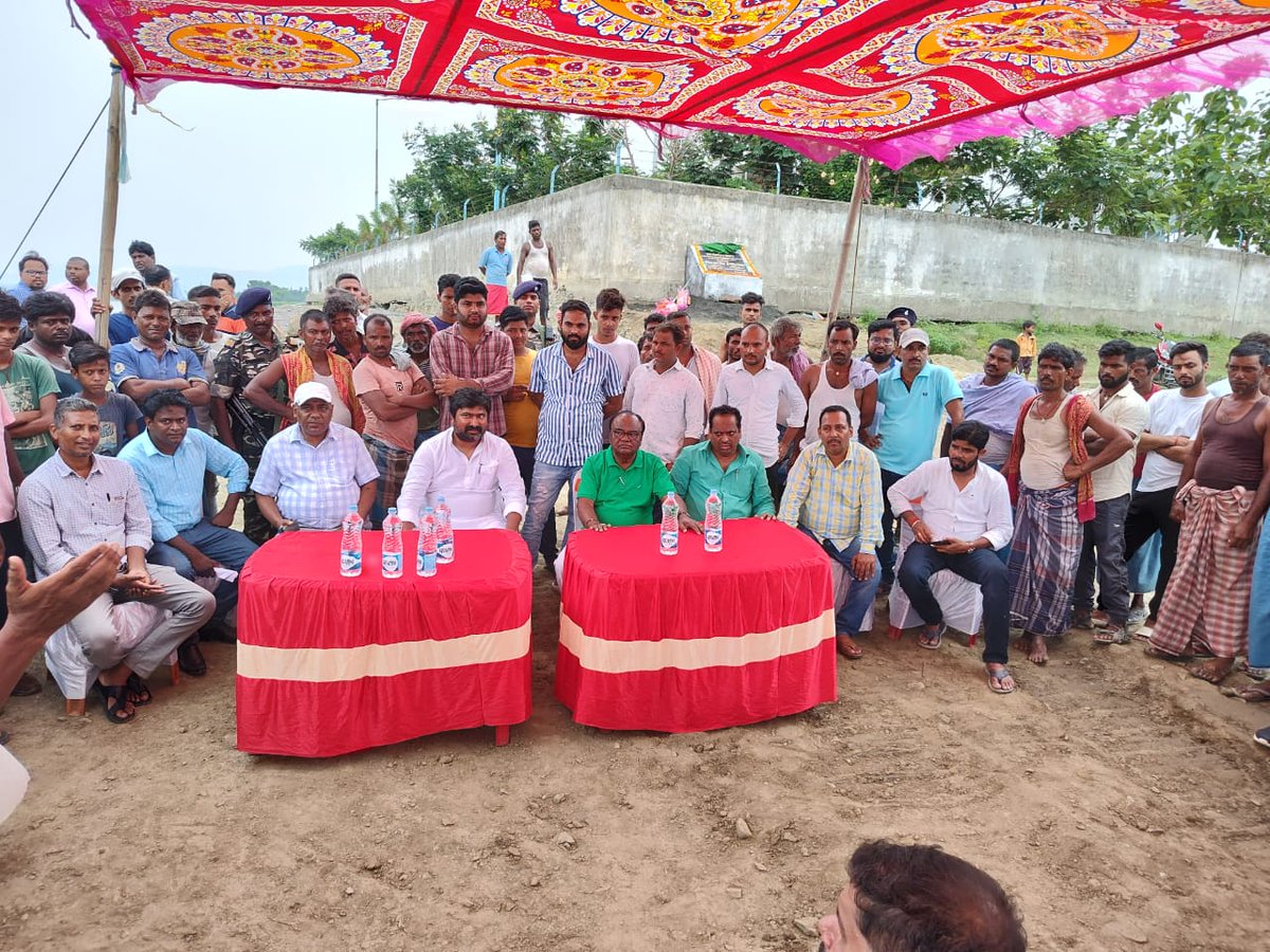 आज साहेबगंज में बहुप्रतीक्षित गंगा नदी के तट पर 1000 लंबे कटाव निरोधक कार्य का शिलान्यास किया। यह कार्य जल संसाधन विभाग के द्वारा किया जाना है। इस अवसर पर स्थानीय विधायक माननीय लोबिन हेम्ब्रम जी सहित बड़ी संख्या में ग्रामीण मौजूद रहे। <a href="/HemantSorenJMM/">Hemant Soren</a> <a href="/dc_sahibganj/">DC Sahibganj</a>