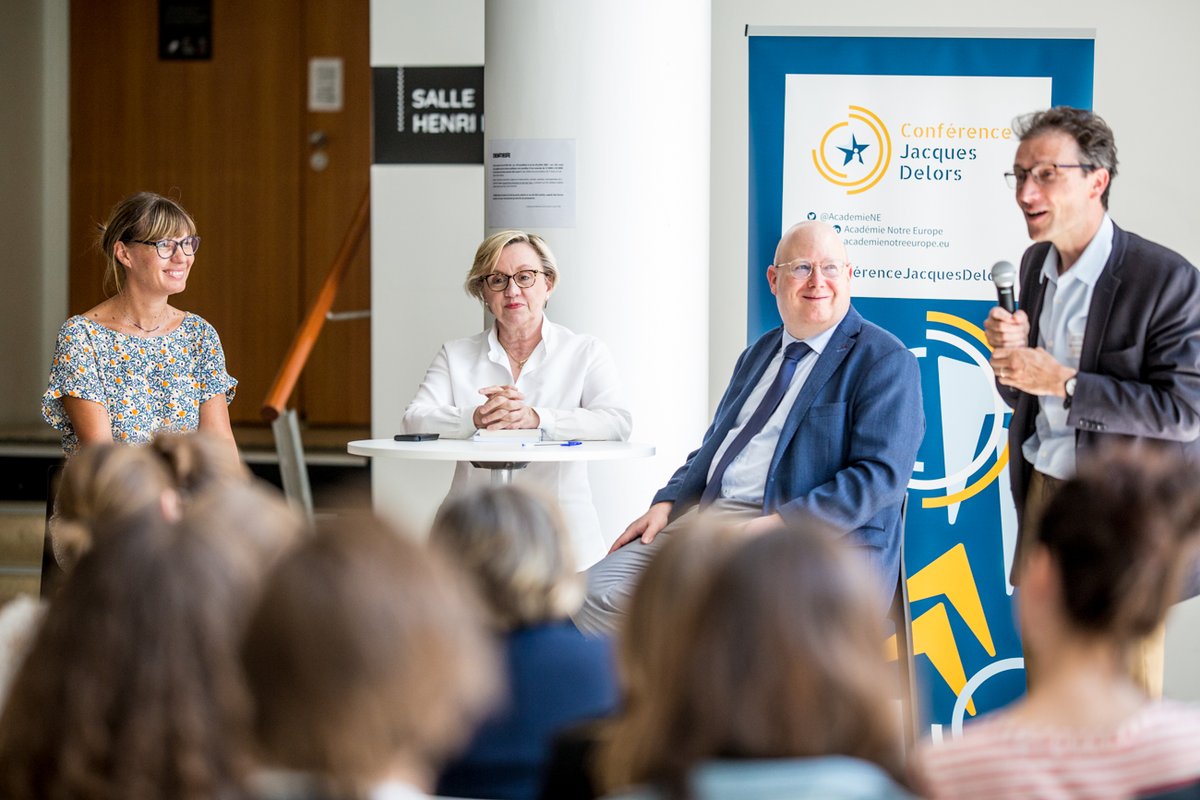 Fait exceptionnel, ce sont 2 lauréats qui reçoivent cette année le Prix du Livre #MieuxcomprendrelEurope 📚🇪🇺 Félicitations à Alexandra Goujon et Gilles Grin pour leurs ouvrages !